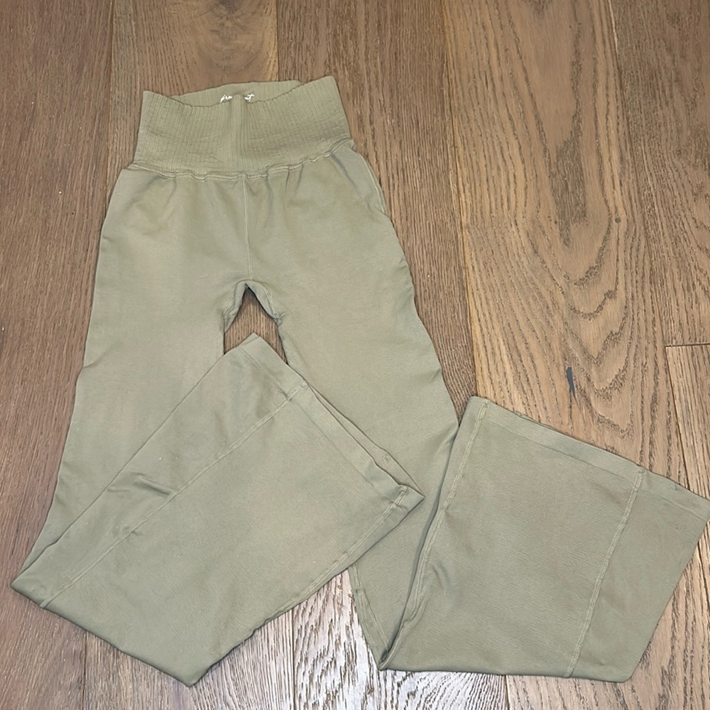 FREE PEOPLE | NWOT Good Karma SHORT Flare Leggings in Grey Sage *